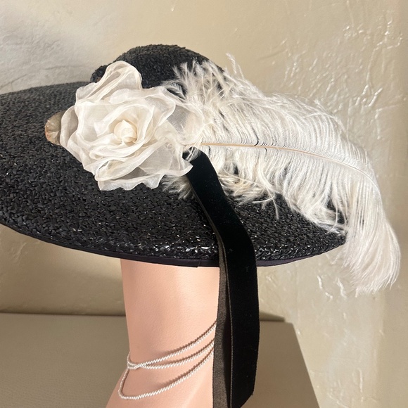 SPLENDID 1950s\' BLACK STRAW CARWHEET HAT + WHITE FABRIC ROSE & OSTRICH FEATHER main image 13